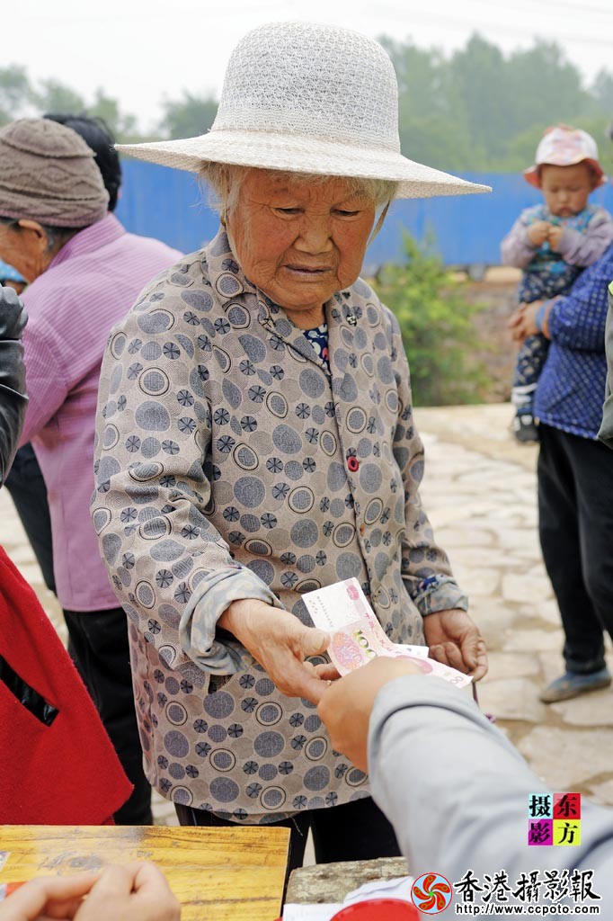 绿川公司进村发放老人慰问金8..jpg