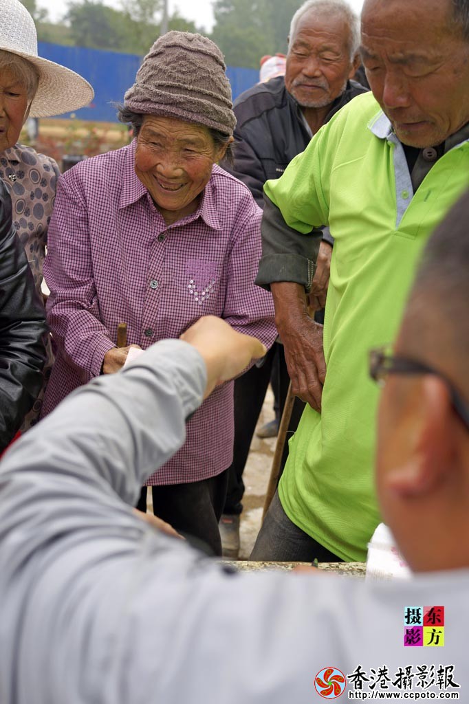 绿川公司进村发放老人慰问金9..jpg