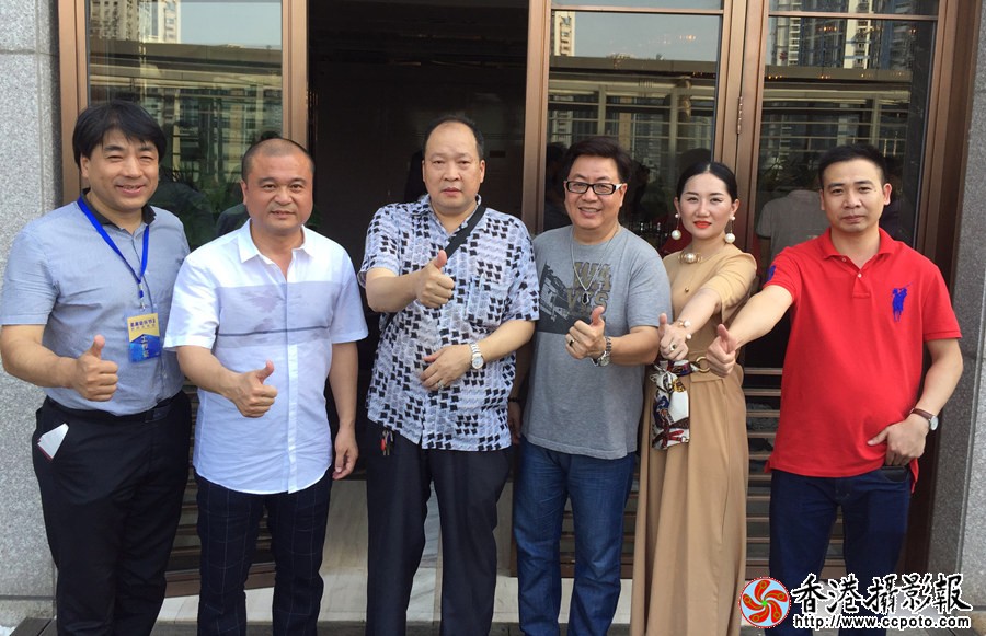 记者们合影.jpg