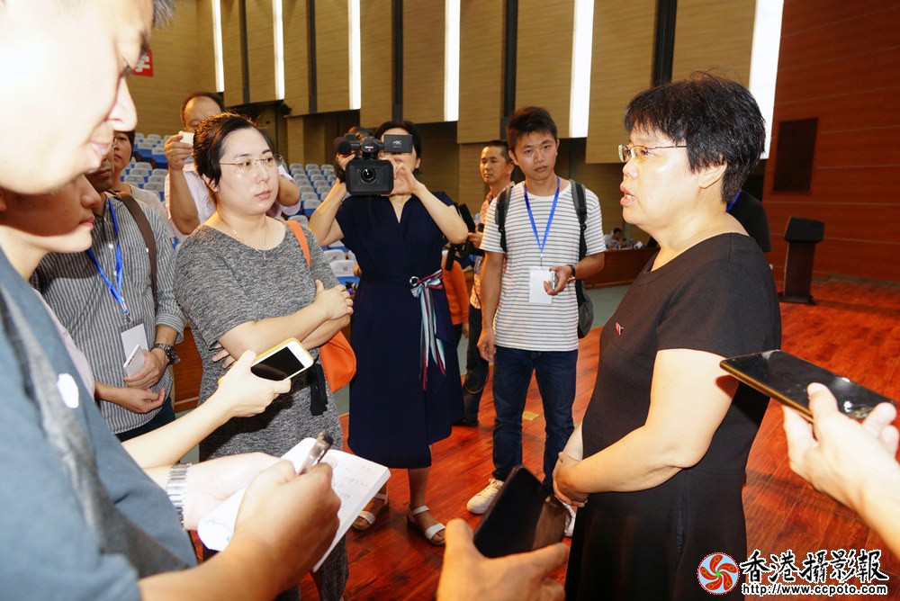 集美大学水产学院副院长郭玉清接受采访.JPG