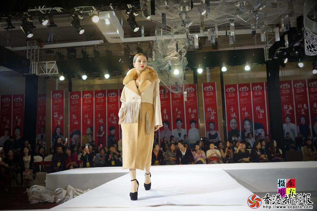 临沂2018国际时装周萱豪秋冬新品发布会19..jpg