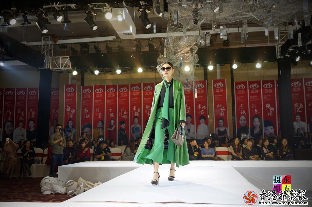 临沂2018国际时装周萱豪秋冬新品发布会30..jpg
