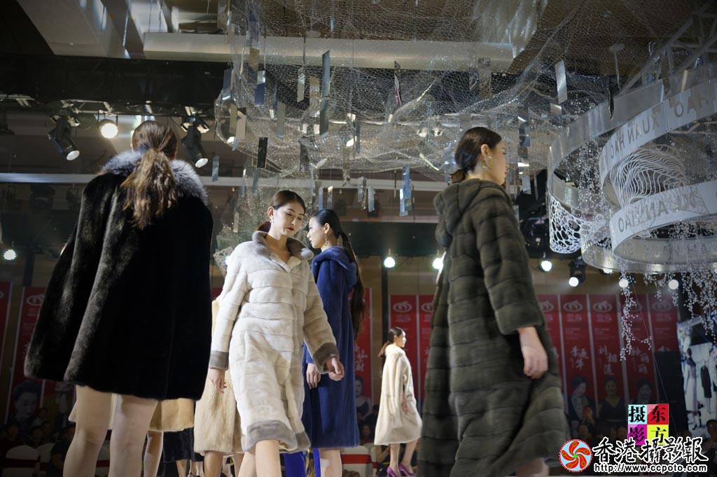 临沂2018国际时装周萱豪秋冬新品发布会64..jpg