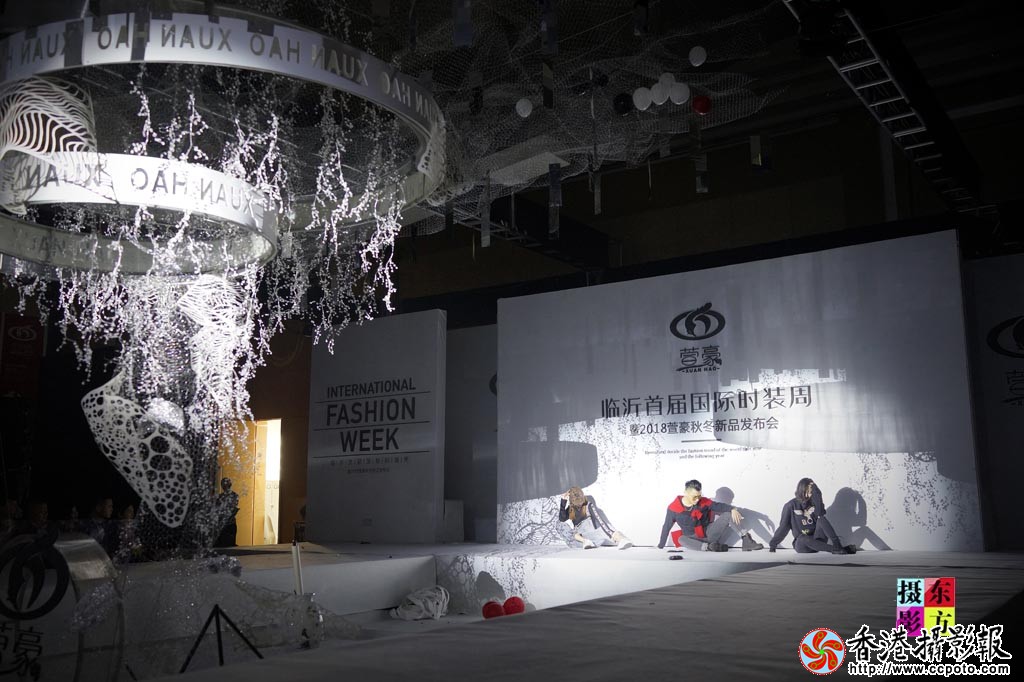 临沂2018国际时装周萱豪秋冬新品发布会69..jpg