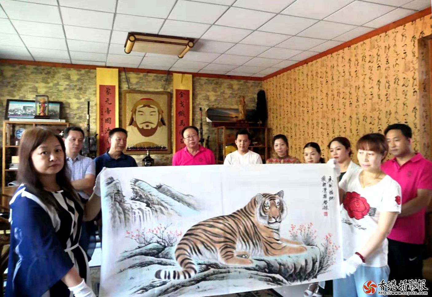 北京曹氏宗亲爱心觉罗后人艺术家作画献宝01.jpg